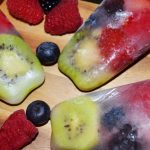 Clean Eating im Sommer: Kokos-Eis mit Obststücken