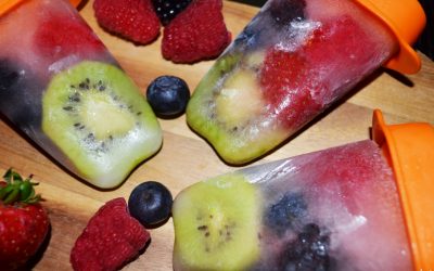 Clean Eating im Sommer: Kokos-Eis mit Obststücken
