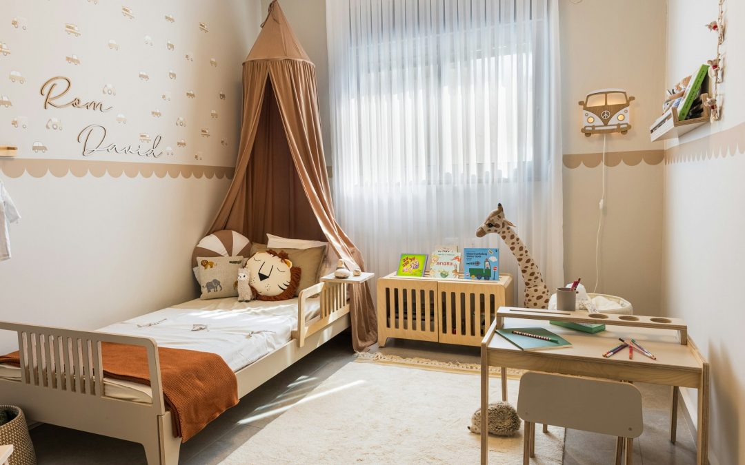 Kinderzimmer mit gestalteter Wand, Bett und Schreibtisch