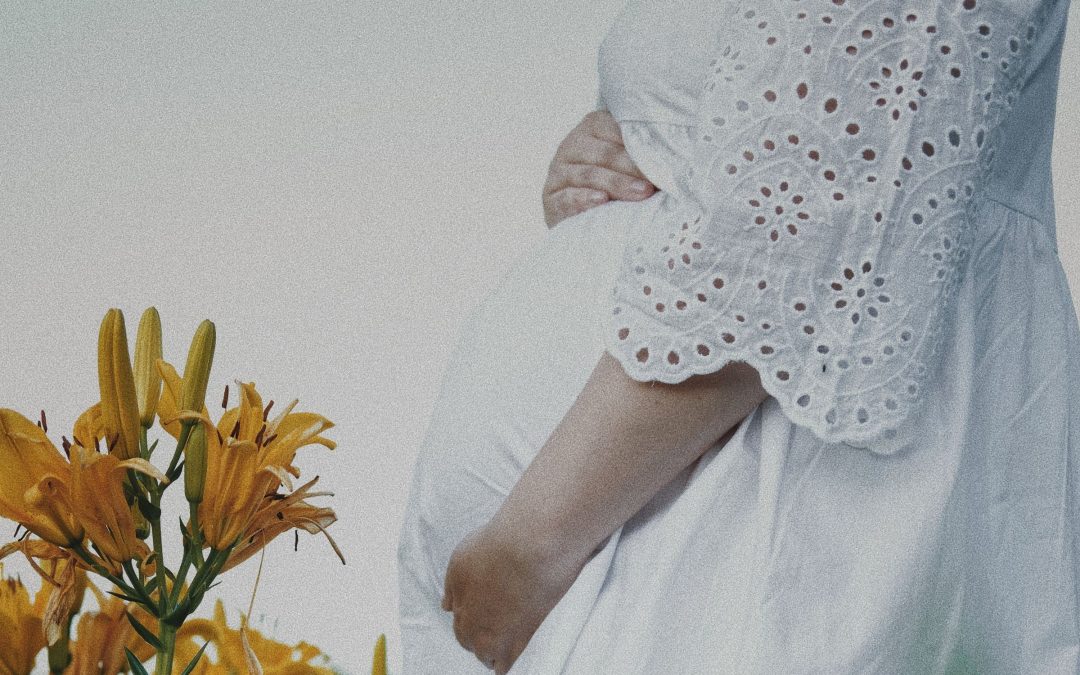 Baby Shower Kleid: welche Schnitte dem Babybauch passen