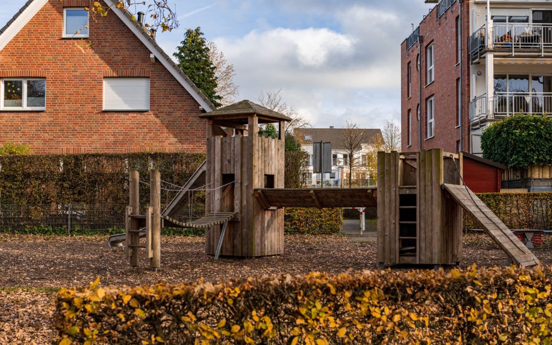 Spielturm, Spielhaus oder Klettergerüst: was in welchen Garten passt