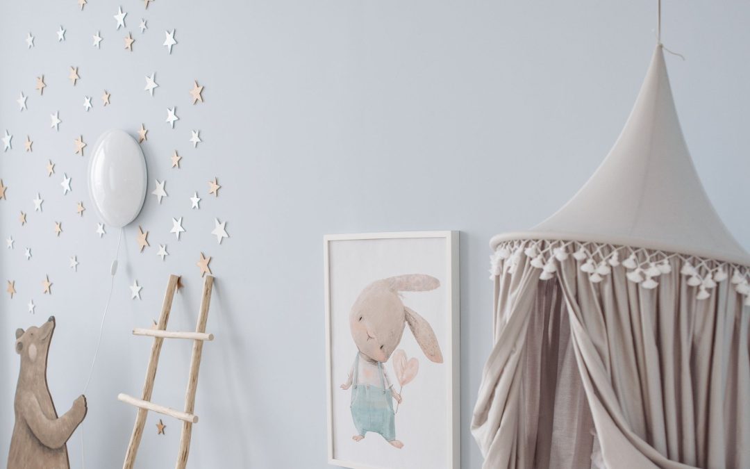 Kinderzimmer mit hängendem Baldachin über dem Bett, Sternen an der Wand und einer Holzleiter