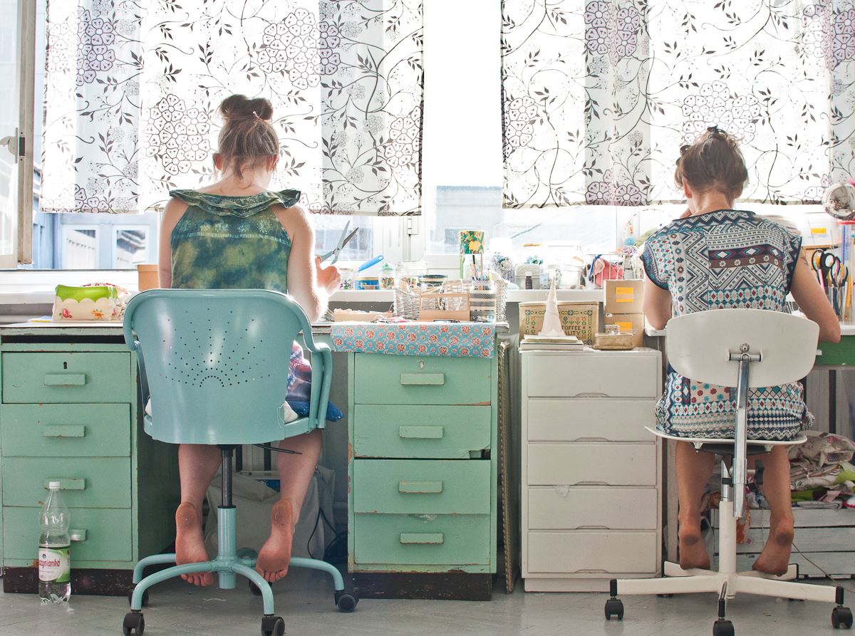Zwei Näherinnen an ihren Arbeitsplätzen im Atelier