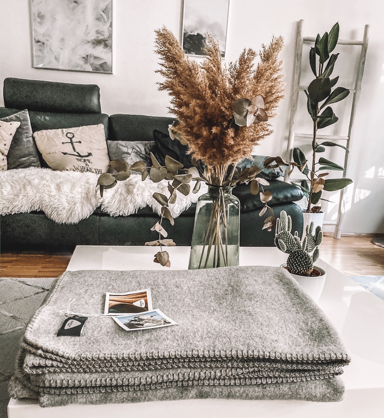 Zusammengelegte Loden-Decke im Wohnzimmer