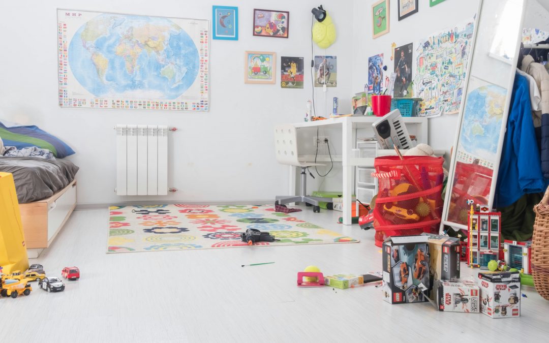 Kinderzimmer mit Spielsachen, Weltkarte an der Wand und Bett