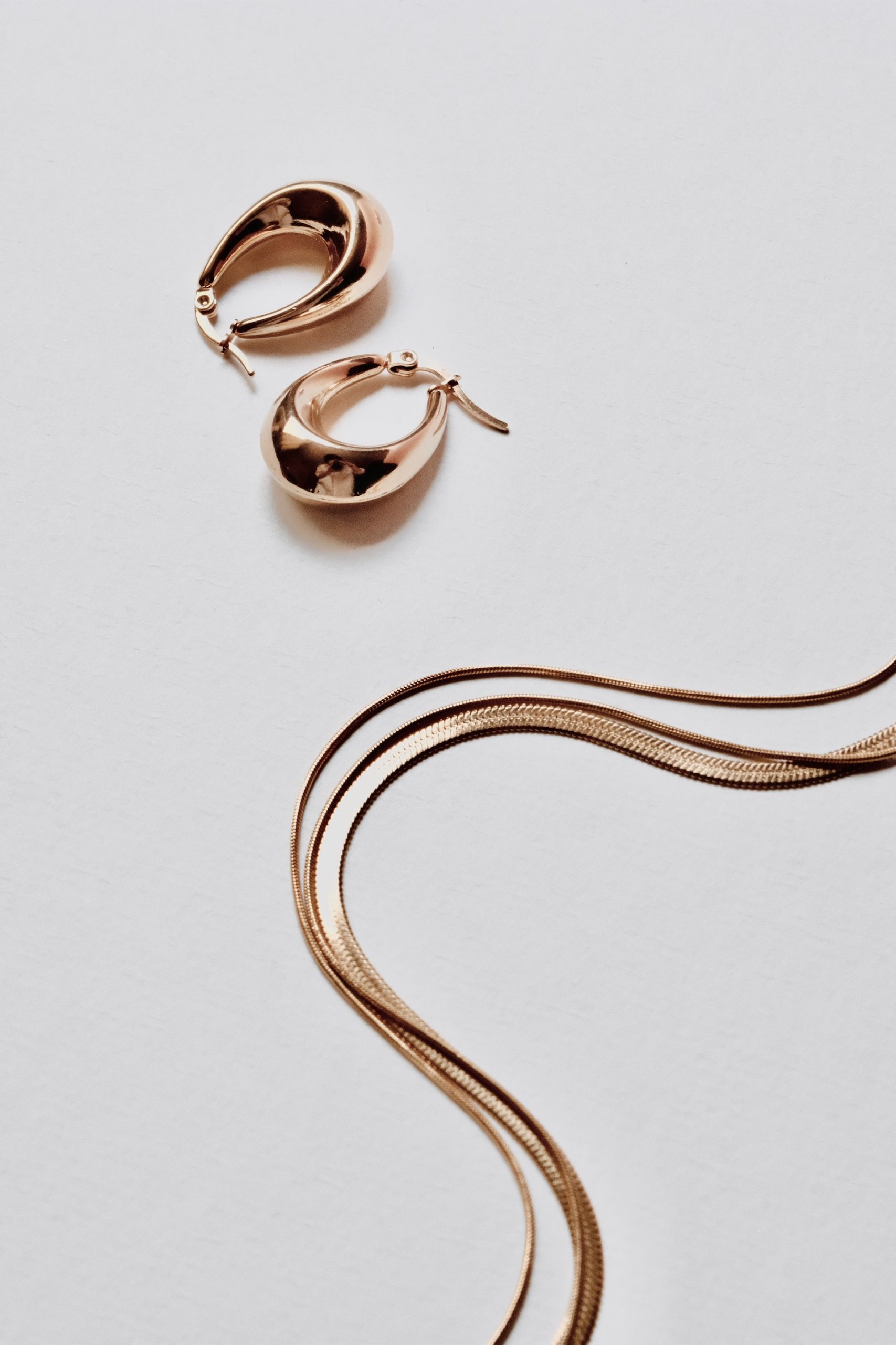 Egal, ob Ohrringe, Halsketten oder Armbänder, achtet darauf, dass die Beschenkte den Goldschmuck auch tatsächlich im Alltag tragen kann.