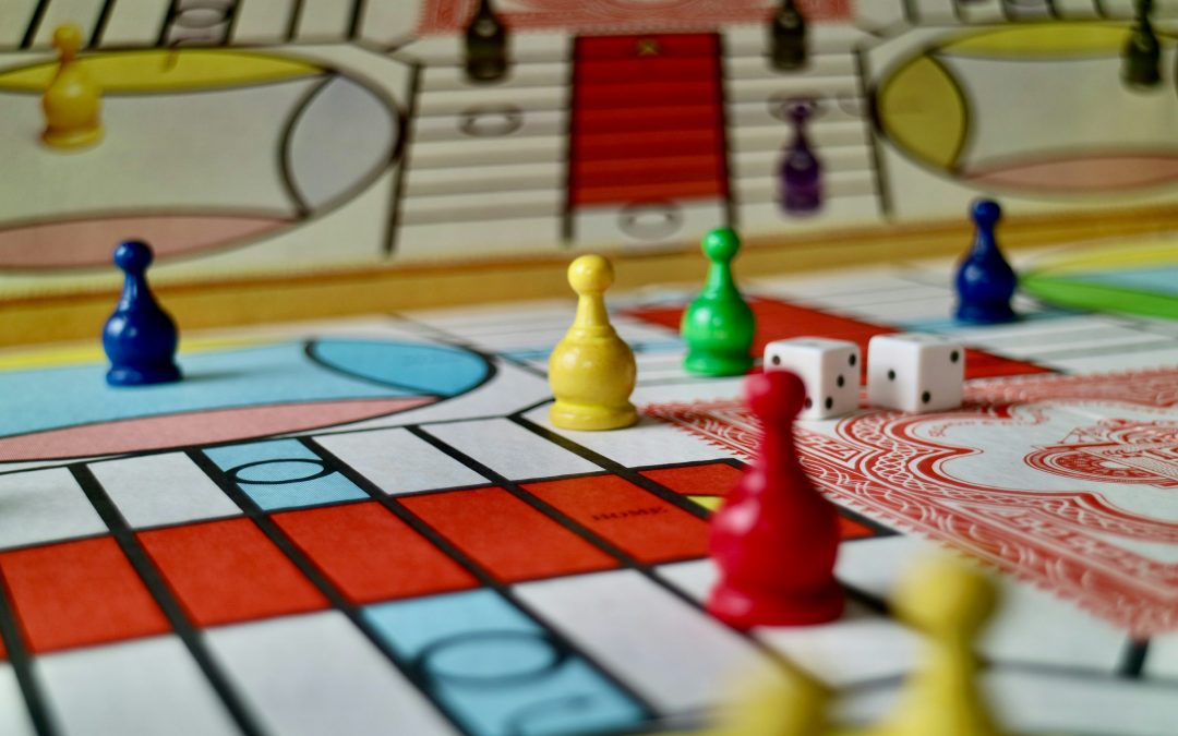 Spiele für drinnen: 15 Ideen für Kinder, fast ohne Material