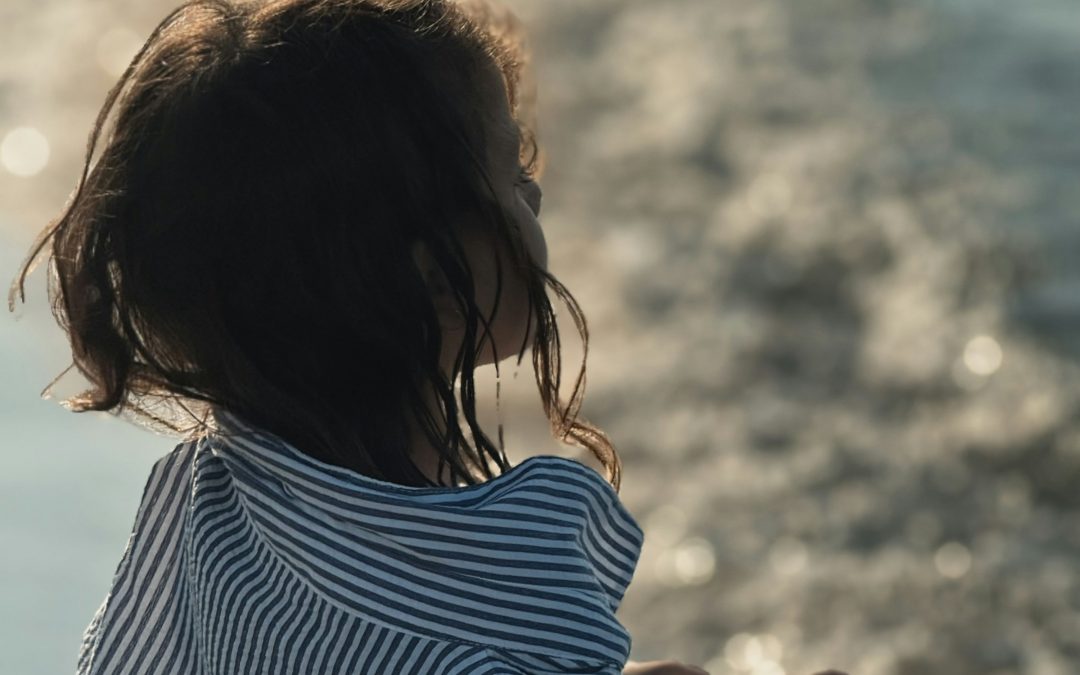 Ringelshirts für Kinder: der Marine-Look, der zu allem passt